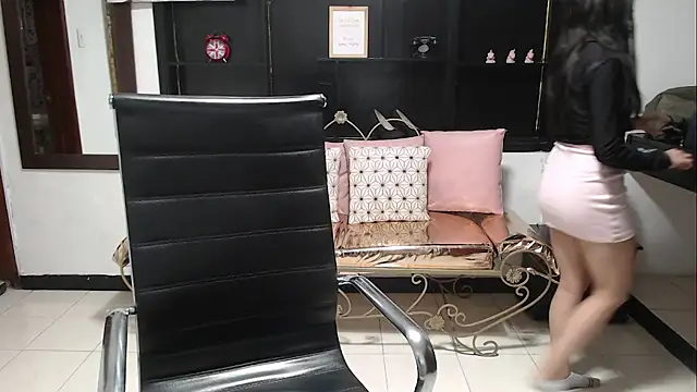 Angela Diaz  online show from December 23, 12:30 pm