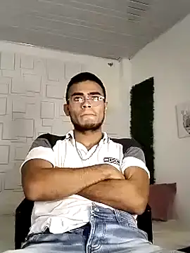 Snapshot of alessandro_2005 chatting on December 6, 2:24 am alessandro 2005 online show from December 6, 2:24 am