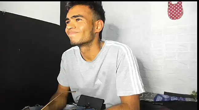 Snapshot of alessandro_2005 chatting on February 8, 9:15 pm alessandro 2005 online show from February 8, 9:15 pm