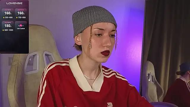 Snapshot of Maddy_Garcia chatting on December 8, 5:33 pm Maddy Garcia online show from December 8, 5:33 pm