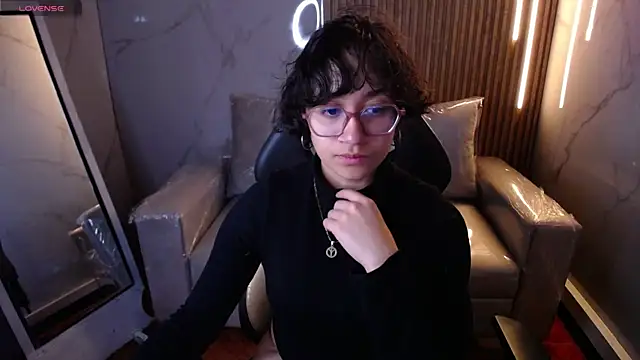 Lili Gomez  online show from November 14, 1:21 pm