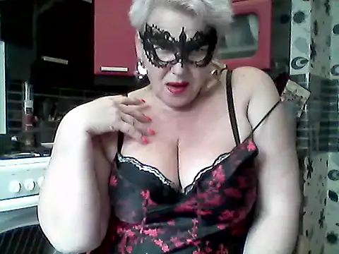 Snapshot of Lisa_Suzie chatting on June 4, 11:27 am Lisa Suzie online show from June 4, 11:27 am