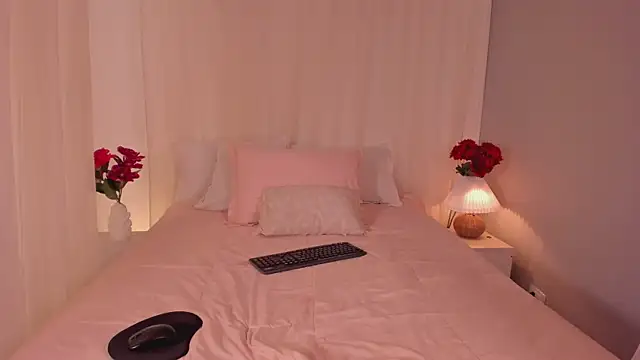 Lia Sweett  online show from February 21, 7:10 pm