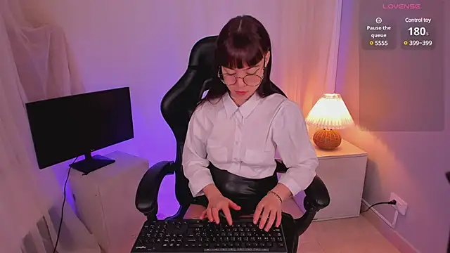 Lia Sweett  online show from March 12, 2:45 pm