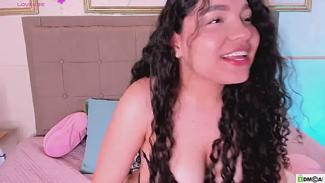 Snapshot of amandalee01 chatting on June 4, 8:37 pm amandalee01 online show from June 4, 8:37 pm