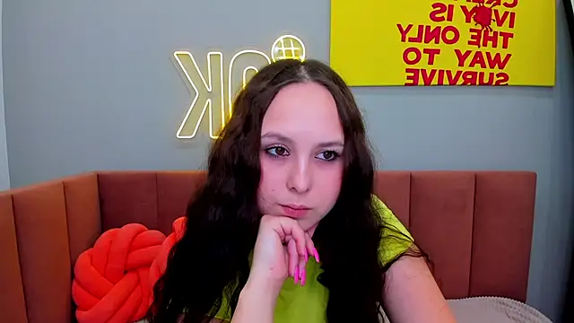 Snapshot of BeatriceReeves chatting on June 6, 1:11 am BeatriceReeves online show from June 6, 1:11 am