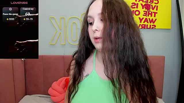 Snapshot of BeatriceReeves chatting on June 12, 1:04 am BeatriceReeves online show from June 12, 1:04 am
