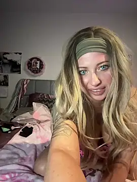 Hollyhudson123 online show from March 19, 10:00 am