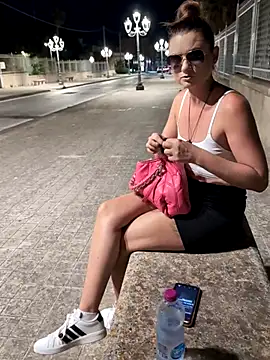 Snapshot of Samira-Summer chatting on August 3, 6:55 pm Samira-Summer online show from August 3, 6:55 pm