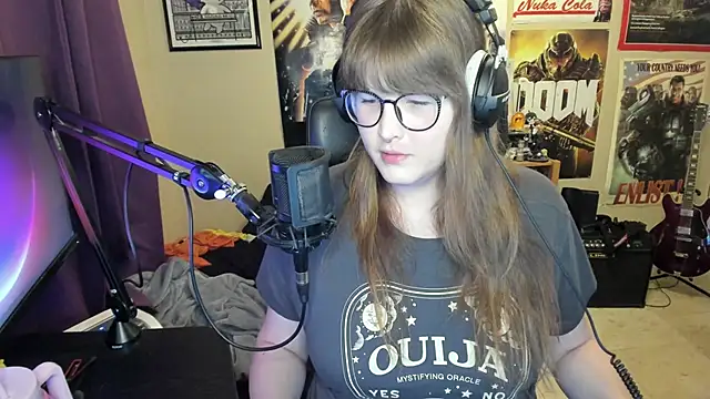 Snapshot of HannahCastle96 chatting on October 6, 12:19 am HannahCastle96 online show from October 6, 12:19 am