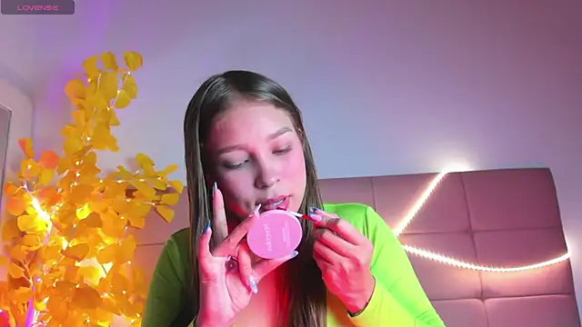 Snapshot of HaleyAmaya chatting on May 12, 12:52 am HaleyAmaya online show from May 12, 12:52 am