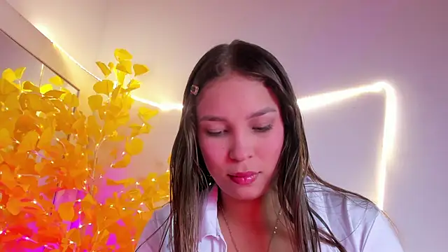 Snapshot of HaleyAmaya chatting on June 5, 1:01 am HaleyAmaya online show from June 5, 1:01 am
