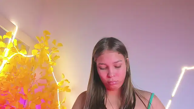 Snapshot of HaleyAmaya chatting on June 6, 12:49 am HaleyAmaya online show from June 6, 12:49 am