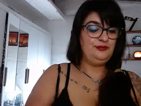 Snapshot of infiernowoman23 chatting on January 4, 5:05 am infiernowoman23 online show from January 4, 5:05 am