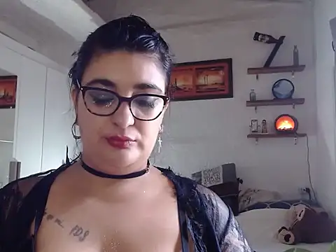 Snapshot of infiernowoman23 chatting on January 6, 6:31 pm infiernowoman23 online show from January 6, 6:31 pm