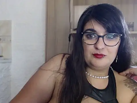 Snapshot of infiernowoman23 chatting on January 18, 12:02 am infiernowoman23 online show from January 18, 12:02 am