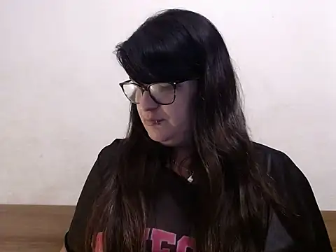 Snapshot of infiernowoman23 chatting on February 18, 4:48 am infiernowoman23 online show from February 18, 4:48 am