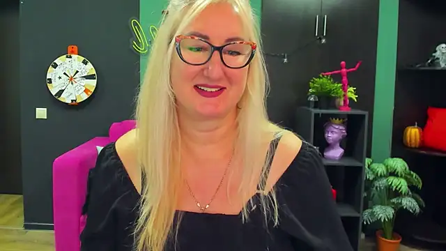 Snapshot of ChristyBrooks chatting on February 19, 6:32 pm ChristyBrooks online show from February 19, 6:32 pm