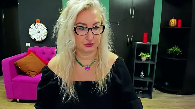 ChristyBrooks online show from November 4, 7:18 am