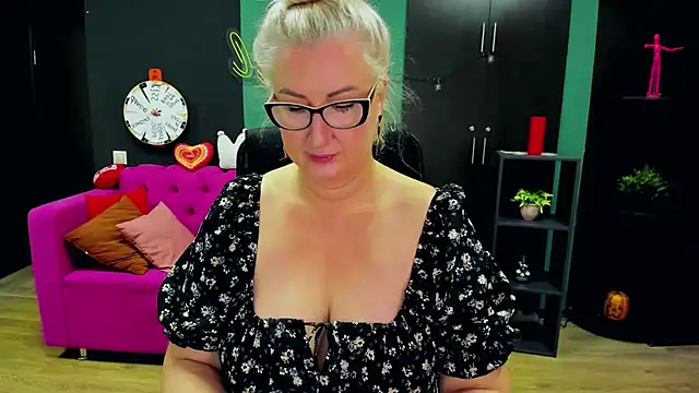 ChristyBrooks online show from November 18, 6:51 am