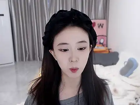 LOLO-yaya online show from December 13, 8:30 am