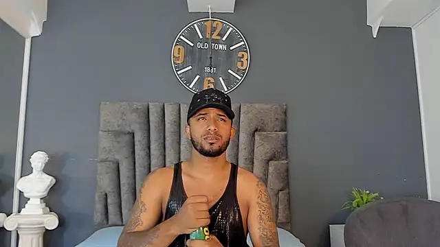 Snapshot of Robin_Rief chatting on June 15, 7:27 pm Robin Rief online show from June 15, 7:27 pm