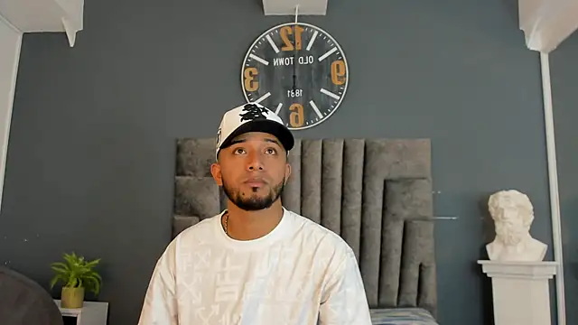 Snapshot of Robin_Rief chatting on August 1, 7:24 pm Robin Rief online show from August 1, 7:24 pm