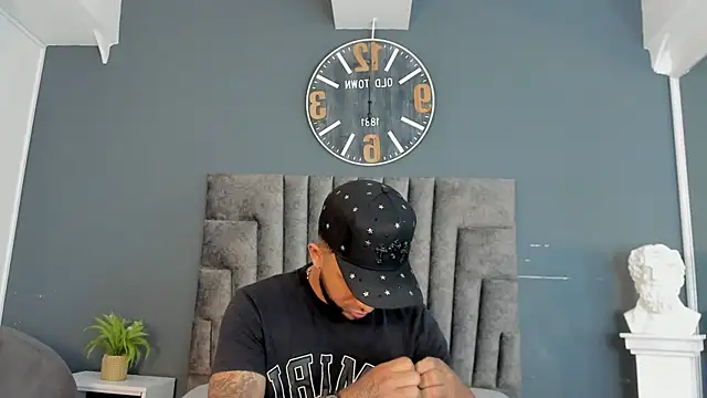 Snapshot of Robin_Rief chatting on August 3, 7:17 pm Robin Rief online show from August 3, 7:17 pm