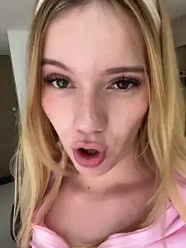 Snapshot of NicoleCut chatting on February 18, 5:10 pm NicoleCut online show from February 18, 5:10 pm