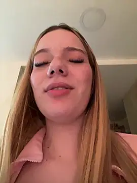 Snapshot of NicoleCut chatting on March 2, 12:20 am NicoleCut online show from March 2, 12:20 am