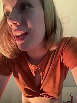 Snapshot of NicoleCut chatting on March 17, 1:35 am NicoleCut online show from March 17, 1:35 am