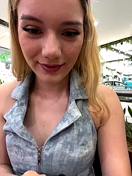 Snapshot of NicoleCut chatting on October 1, 8:04 pm NicoleCut online show from October 1, 8:04 pm