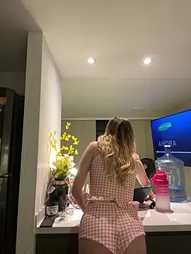 Snapshot of NicoleCut chatting on November 2, 10:17 am NicoleCut online show from November 2, 10:17 am