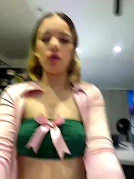 Snapshot of NicoleCut chatting on November 4, 10:47 am NicoleCut online show from November 4, 10:47 am