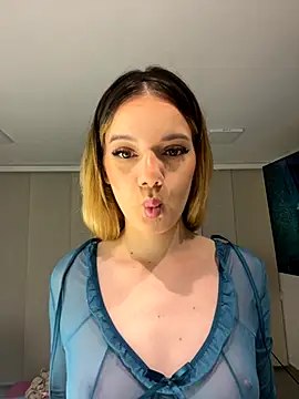 Snapshot of NicoleCut chatting on November 6, 10:27 am NicoleCut online show from November 6, 10:27 am