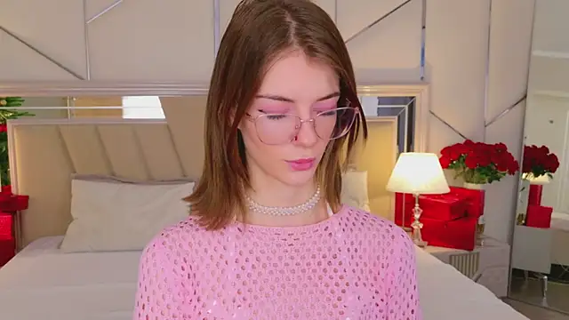 Snapshot of MeganMour chatting on December 19, 5:09 pm MeganMour online show from December 19, 5:09 pm