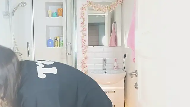 Mia Mia M online show from March 3, 5:42 am