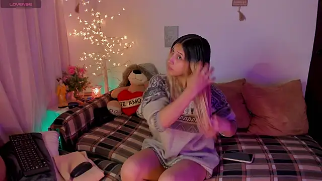 cuteweed420 online show from August 6, 2:13 am