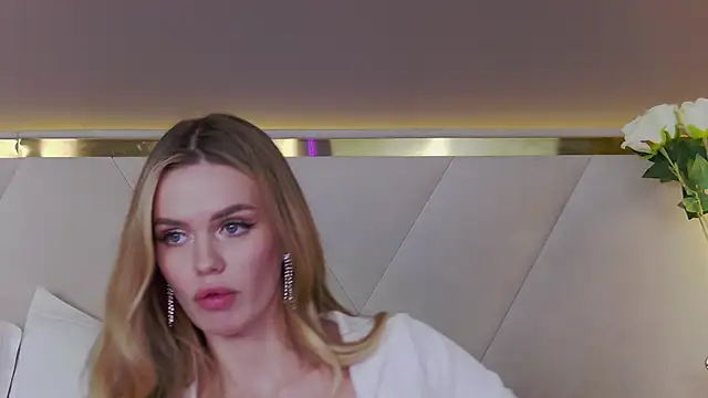 Snapshot of KristinaMaers chatting on February 8, 11:55 pm KristinaMaers online show from February 8, 11:55 pm