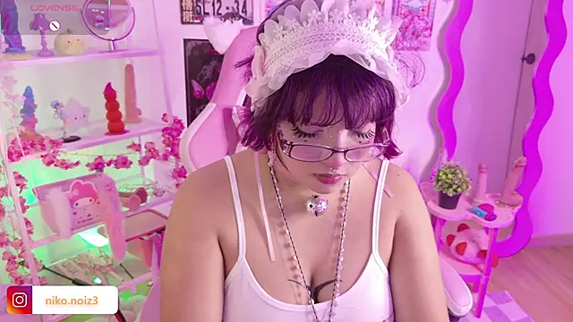 Snapshot of lady_noize chatting on June 2, 10:23 pm lady noize online show from June 2, 10:23 pm