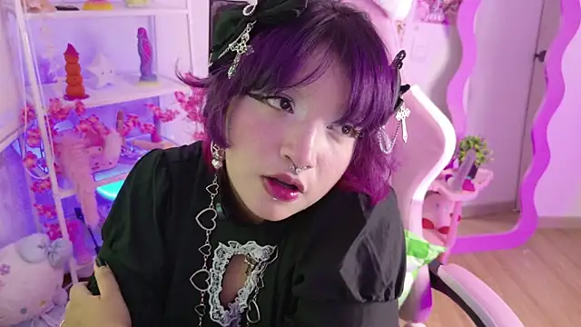 Snapshot of lady_noize chatting on June 14, 2:24 am lady noize online show from June 14, 2:24 am