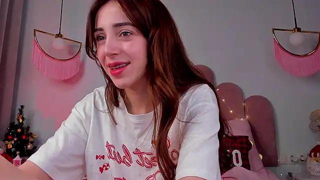 Snapshot of ElsaYoung chatting on January 1, 3:02 am ElsaYoung online show from January 1, 3:02 am