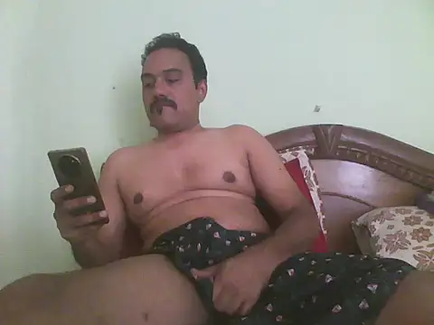 Snapshot of farhaanmacho chatting on May 6, 9:03 am farhaanmacho online show from May 6, 9:03 am
