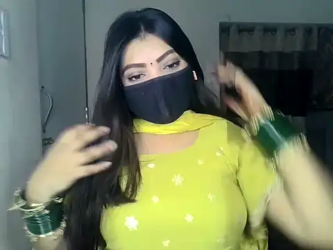 Snapshot of ishi_Beauty chatting on August 3, 5:39 am ishi Beauty online show from August 3, 5:39 am
