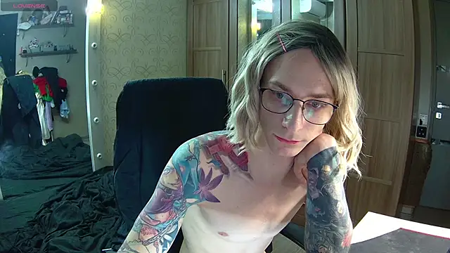 Snapshot of Julia_dolls chatting on February 14, 6:29 pm Julia dolls online show from February 14, 6:29 pm