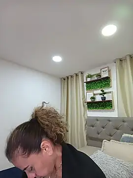 sasi luna online show from February 1, 7:18 am