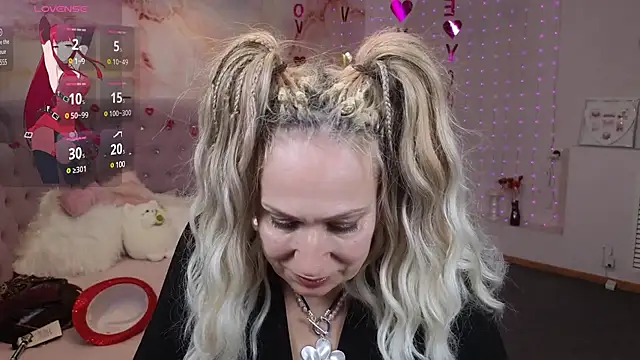 Snapshot of Penelope_Pinky chatting on February 19, 8:41 pm Penelope Pinky online show from February 19, 8:41 pm