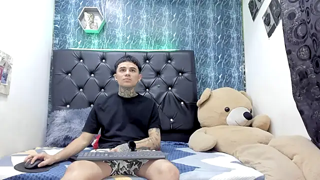 Snapshot of exotic_hot_couple chatting on November 22, 1:04 am exotic hot couple online show from November 22, 1:04 am