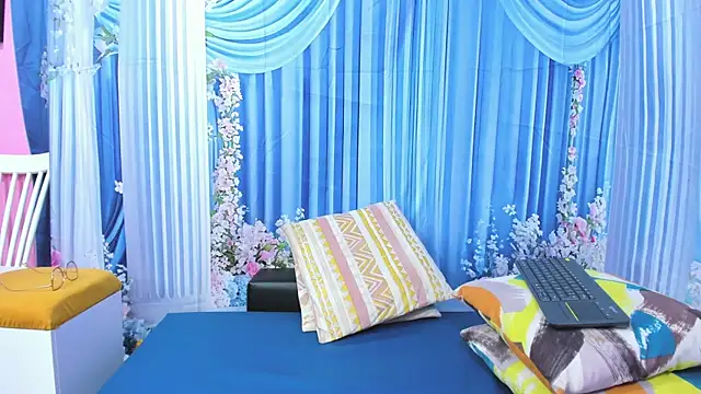 Snapshot of miss--flora chatting on August 8, 12:57 am miss--flora online show from August 8, 12:57 am