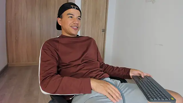 Snapshot of lucas_wellx chatting on May 28, 2:20 am lucas wellx online show from May 28, 2:20 am